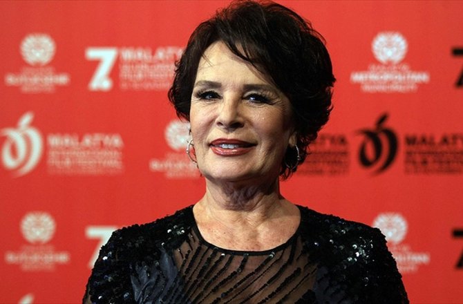 HÜLYA KOÇYİĞİT: OYUNCULARIMIZ ÇOK İYİ, EKSİĞİMİZ YOK FAZLAMIZ VAR