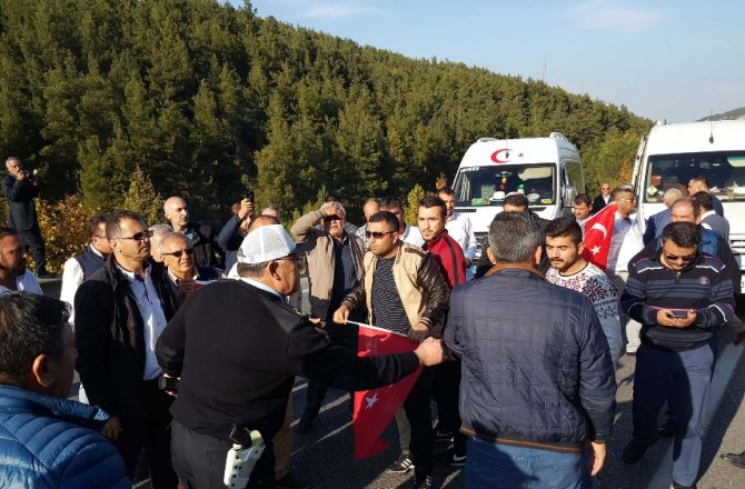 SERVİS ŞOFÖRLERİ KARAYOLUNU TRAFİĞE KAPATTI