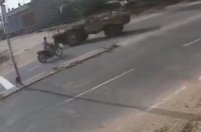 MOTOSİKLETLİ TRAKTÖRE BÖYLE ÇARPTI