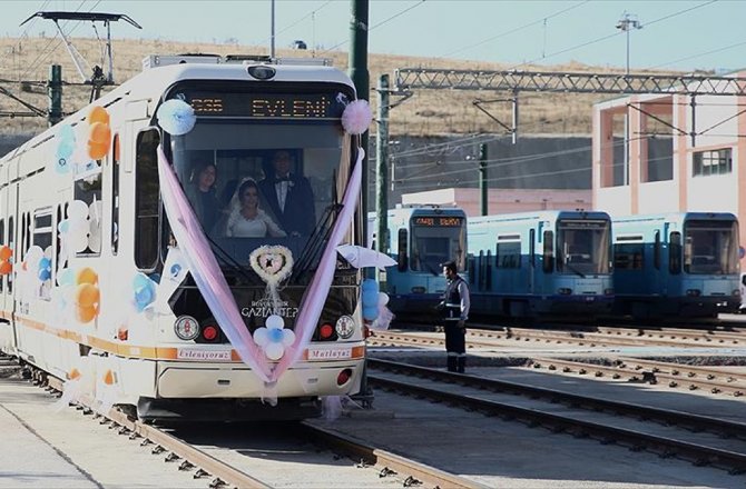 TRAMVAY GELİN ARABASI OLDU