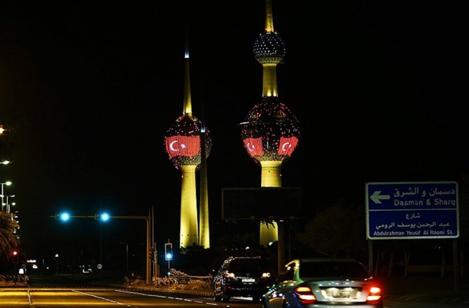 KUVEYT'İN SEMBOL KULELERİ KIRMIZI BEYAZ RENKLERE BÜRÜNDÜ