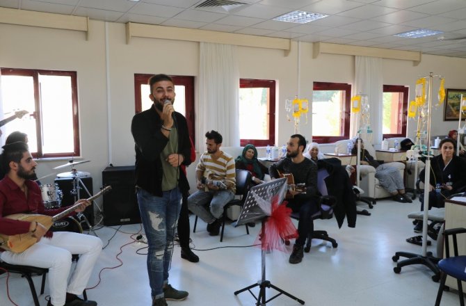 HASTANEDE KANSER HASTALARINA MORAL KONSERİ