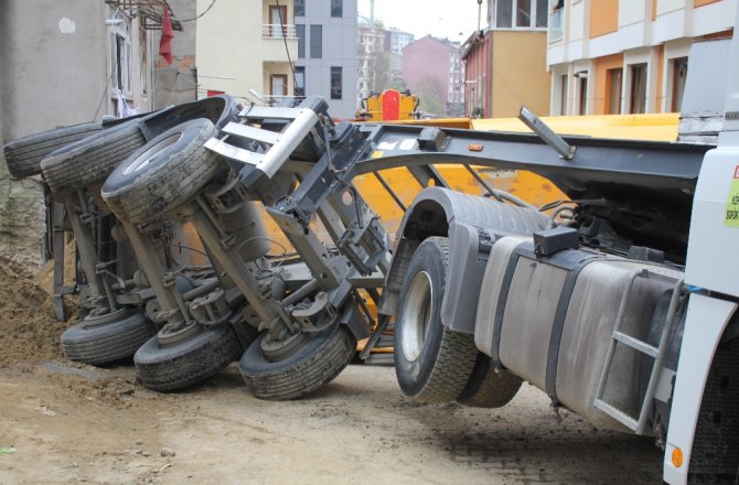 HAFRİYAT KAMYONU DEVRİLDİ, FACİADAN DÖNÜLDÜ