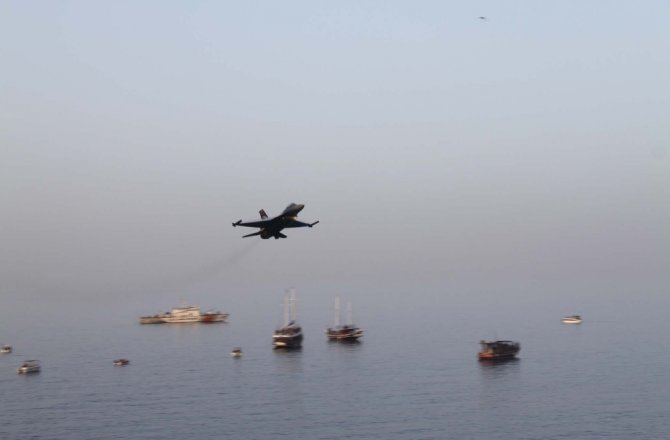 SOLO TÜRK’TEN NEFES KESEN GÖSTERİ