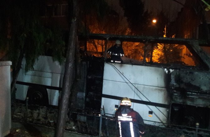 PARK HALİNDEKİ OTOBÜS ALEV ALEV YANDI
