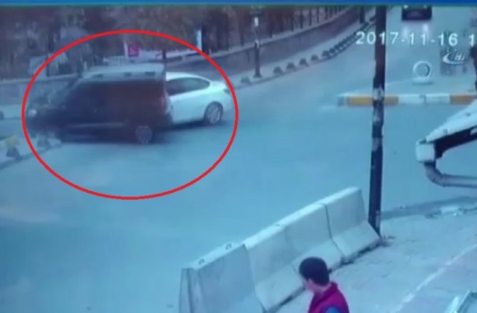 HIZLA GİRDİĞİ KAVŞAKTA ARABAYA BÖYLE ÇARPTI