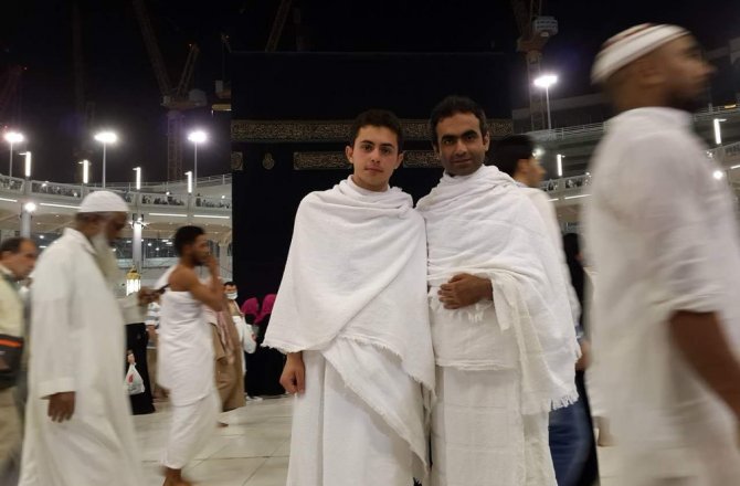 10 ÖĞRENCİSİNİ KENDİ İMKANLARIYLA UMREYE GÖTÜRDÜ