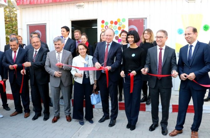 BÜYÜKELÇİ BERGER VE TUBA BÜYÜKÜSTÜN MÜLTECİ OKULUNDA