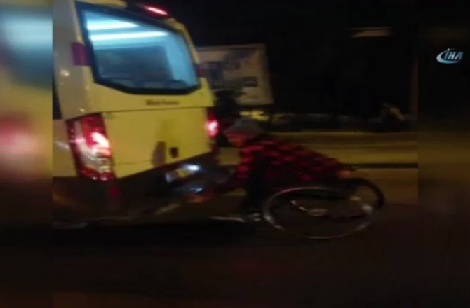 TEKERLEKLİ SANDALYEYLE MİNİBÜSE ASILDI