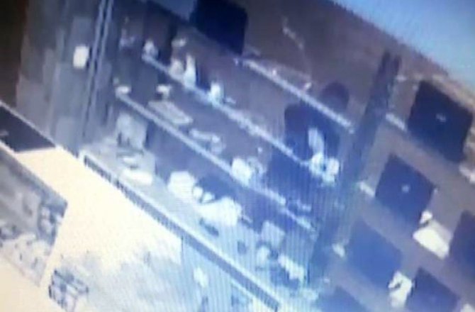 3 SANİYEDE CEP TELEFONU ÇALDI