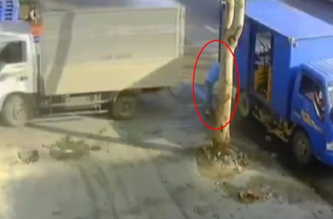 İKİ KAMYONET ARASINDA BÖYLE SIKIŞTI