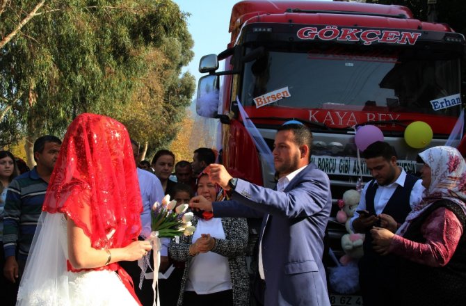 TIR ’GELİN ARABASI’ OLDU