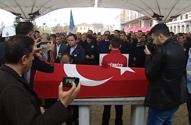 EZELİ RAKİBİ NAİM SÜLEYMANOĞLU’NUN TABUTUNU ÖPTÜ