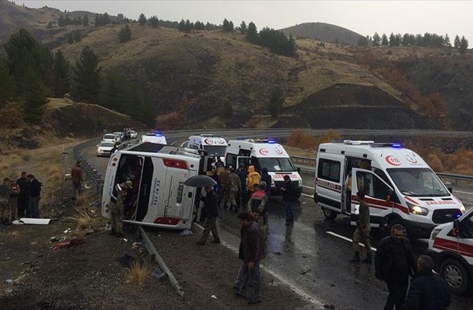 ELAZIĞ'DA YOLCU OTOBÜSÜ DEVRİLDİ: 2 ÖLÜ, 18 YARALI