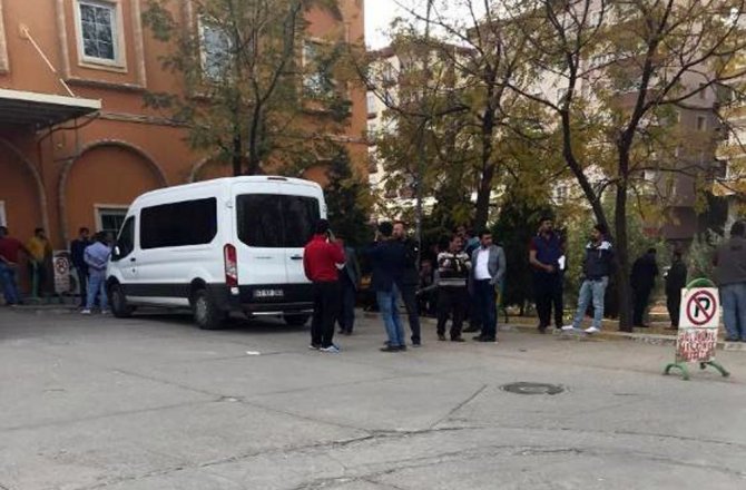 İŞÇİLERLE MÜTEAHHİT ARASINDA SİLAHLI KAVGA: 9 YARALI