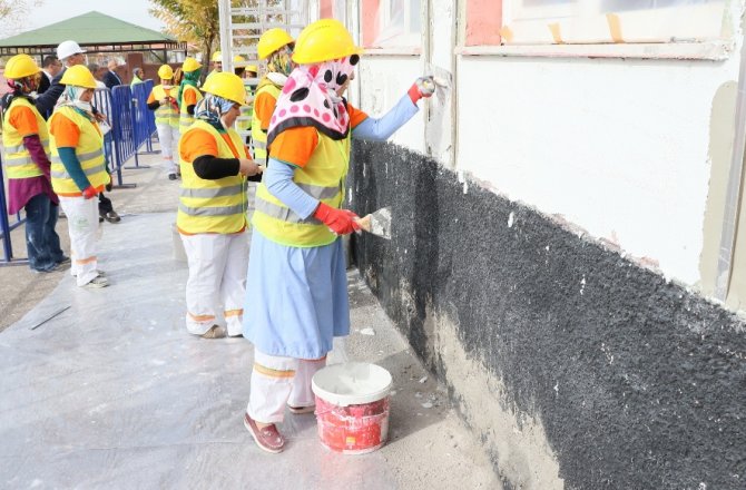 KADINLAR İNŞAAT İŞİNE EL ATTI