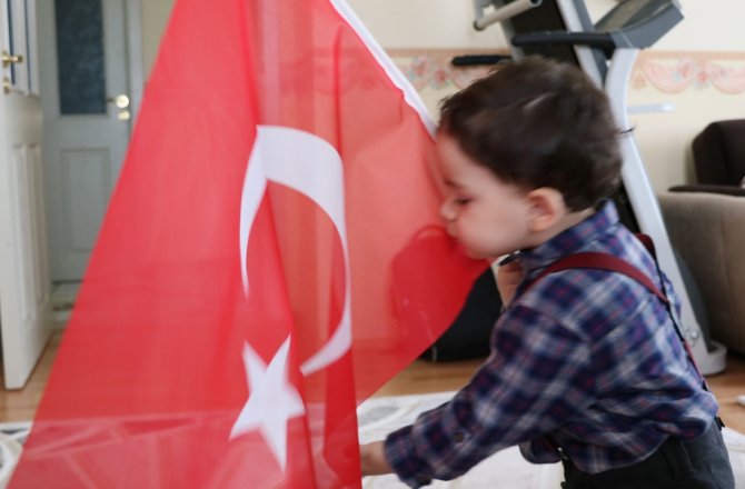 1,5 YAŞINDAKİ ÇOCUĞUN TÜRK BAYRAĞI SEVGİSİ BÜYÜK İLGİ GÖRDÜ