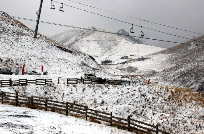 PALANDÖKEN KAYAK MERKEZİ BEYAZA BÜRÜNDÜ