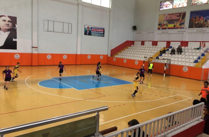 A FUTSAL TURNUVASINDA OKULLAR YARIŞIYOR