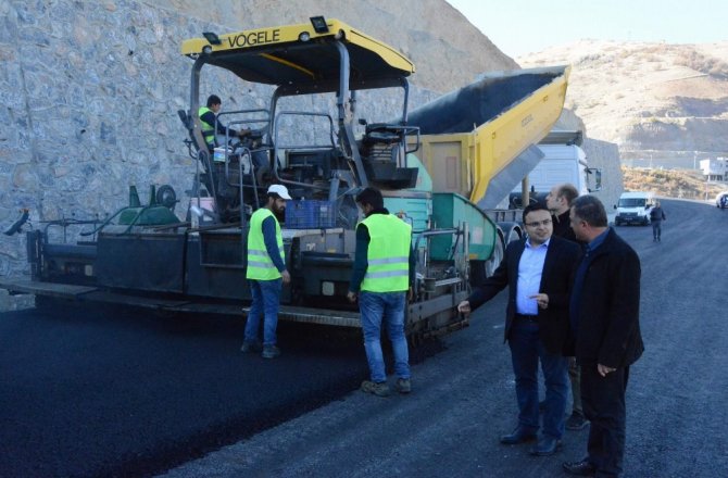 BU İLÇE İLK SICAK ASFALTI KAYYUMLA GÖRDÜ
