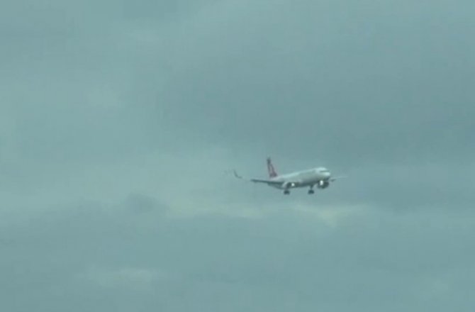 ŞİDDETLİ RÜZGARDAN UÇAKLARI BEŞİK GİBİ SALLANDI