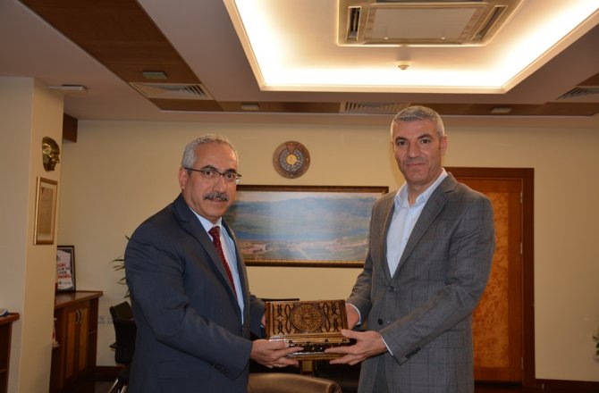 REKTÖR DEVECİ,  MİLLİ TENİSÇİ MEHMET TORAMAN’I TEBRİK ETTİ