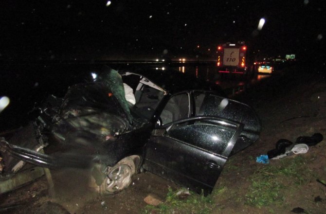 OTOMOBİL BARİYERLERE ÇARPTI: 1 ÖLÜ, 4 YARALI