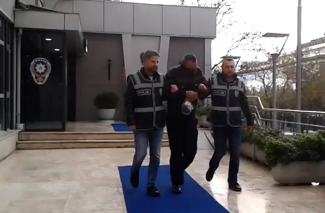 YOLDA BULDUĞU KİMLİK VE EHLİYETLE DOLANDIRMADIĞI KALMADI