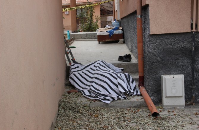 GARAJIN ÇATISINDAN DÜŞEN YAŞLI ADAM ÖLDÜ