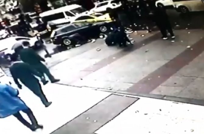 KAVGA SIRASINDA BİNLERCE LİRA YOLA SAVRULDU