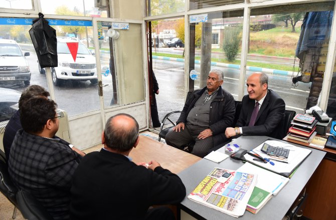 BAŞKAN OKAY VEZİRHOCA BULVARINDA ESNAFLA BİR ARAYA GELDİ