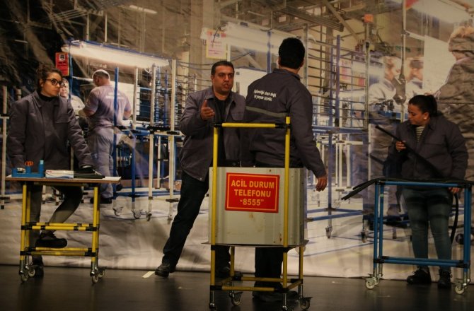 FABRİKA İŞÇİLERİ HEM YAZDI HEM OYNADI