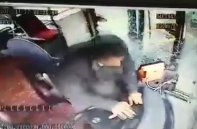 FRENİ BOŞALAN ÖZEL HALK OTOBÜSÜNÜN KAZA ANI KAMERADA