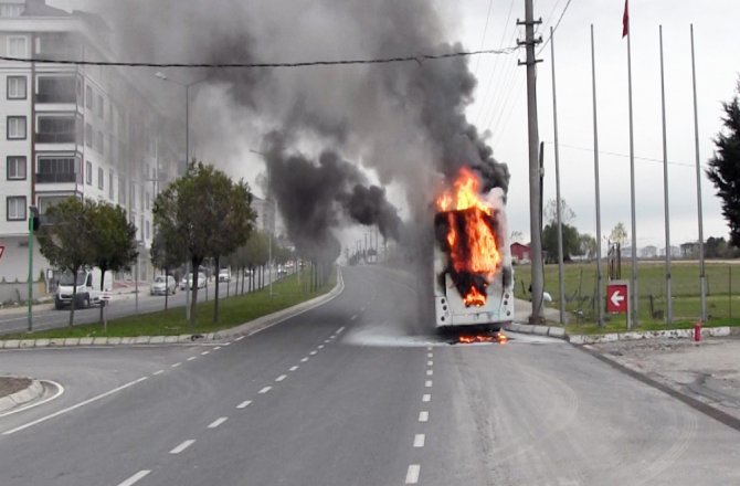 İŞÇİ SERVİSİ ALEV ALDI, FACİADAN KIL PAYI DÖNÜLDÜ