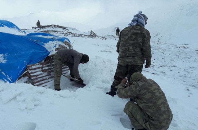 MEHMETÇİK HEM TERÖRLE HEM DE KARLA MÜCADELE EDİYOR