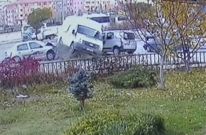 ANKARA’DA ÖĞRENCİ SERVİSİ KAZA YAPTI: 4 YARALI