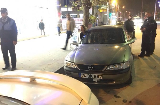 ÇOCUKLARINI DİLENDİRDİLER, LÜKS LOKANTADA YAKALANDILAR