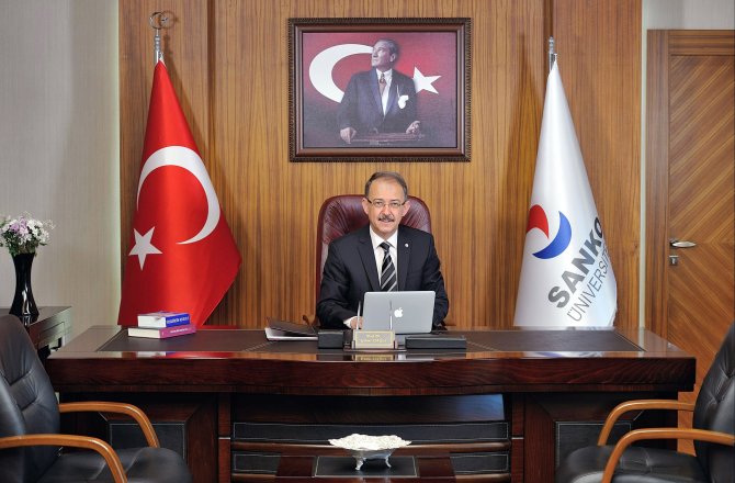 “DEĞERLİ ÖĞRETMELERİMİZİN KALEM TUTMAYI ÖĞRETEN ELLERİNDEN SAYGIYLA ÖPÜYORUM”