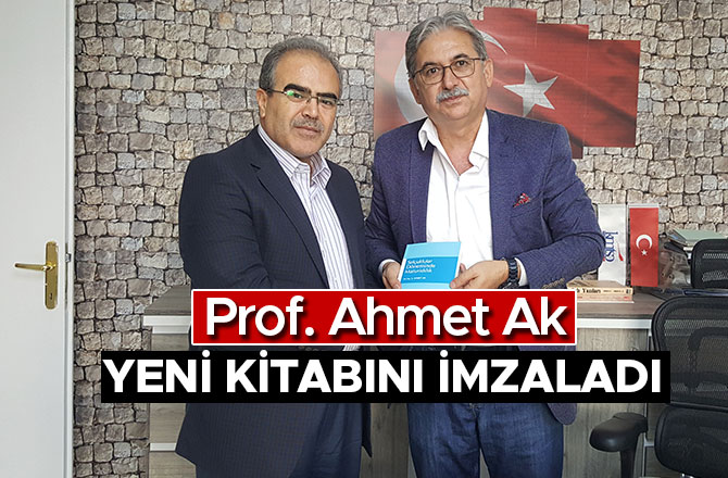 PROF. AHMET AK YENİ KİTABINI İMZALADI