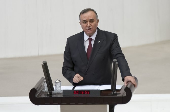 MHP’Lİ AKÇAY’DAN DAVUTOĞLU VE ARINÇ’A ELEŞTİRİ