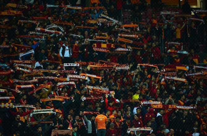 TARIK ÇAMDAL MAÇ BOYUNCA YUHALANDI