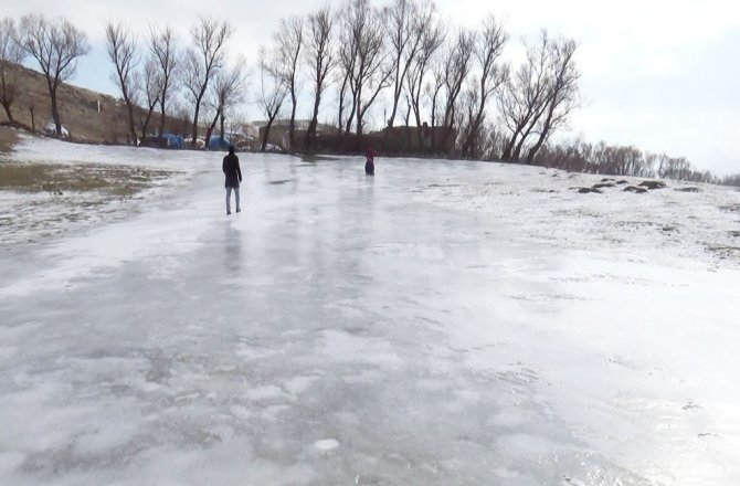 TARLA BUZ PİSTİNE DÖNDÜ