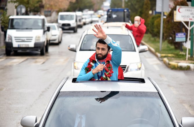 DÜNYA ŞAMPİYONU GÜREŞÇİ MEMLEKETİNDE COŞKUYLA KARŞILANDI