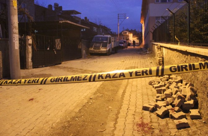 EV SAHİBİ KİRACI KAVGASI KANLI BİTTİ: 1 ÖLÜ, 7 YARALI