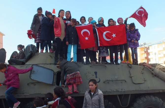 MALAZGİRTLİ ÇOCUKLAR ZIRHLI ARAÇLARA BİNDİ