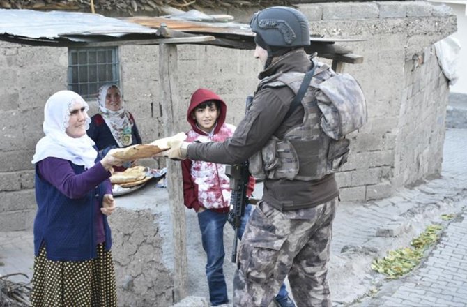 DİYARBAKIRLI KADINLARDAN POLİSLERE SICAK EKMEK İKRAMI