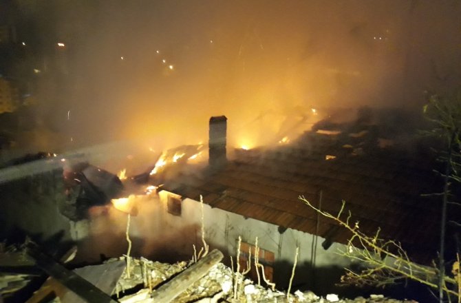 YANGIN MAHALLELİYİ SOKAĞA DÖKTÜ