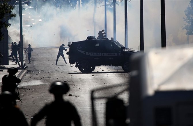 İSRAİL ASKERLERİNDEN GERÇEK MERMİ VE GÖZ YAŞARTICI GAZLA MÜDAHALE