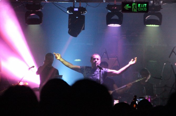 FİLİSTİN İÇİN ŞARKI SÖYLEDİ