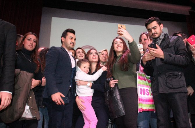 NAZLI ÇELİK ÜNİVERSİTELİLERLE  BİR ARAYA GELDİ